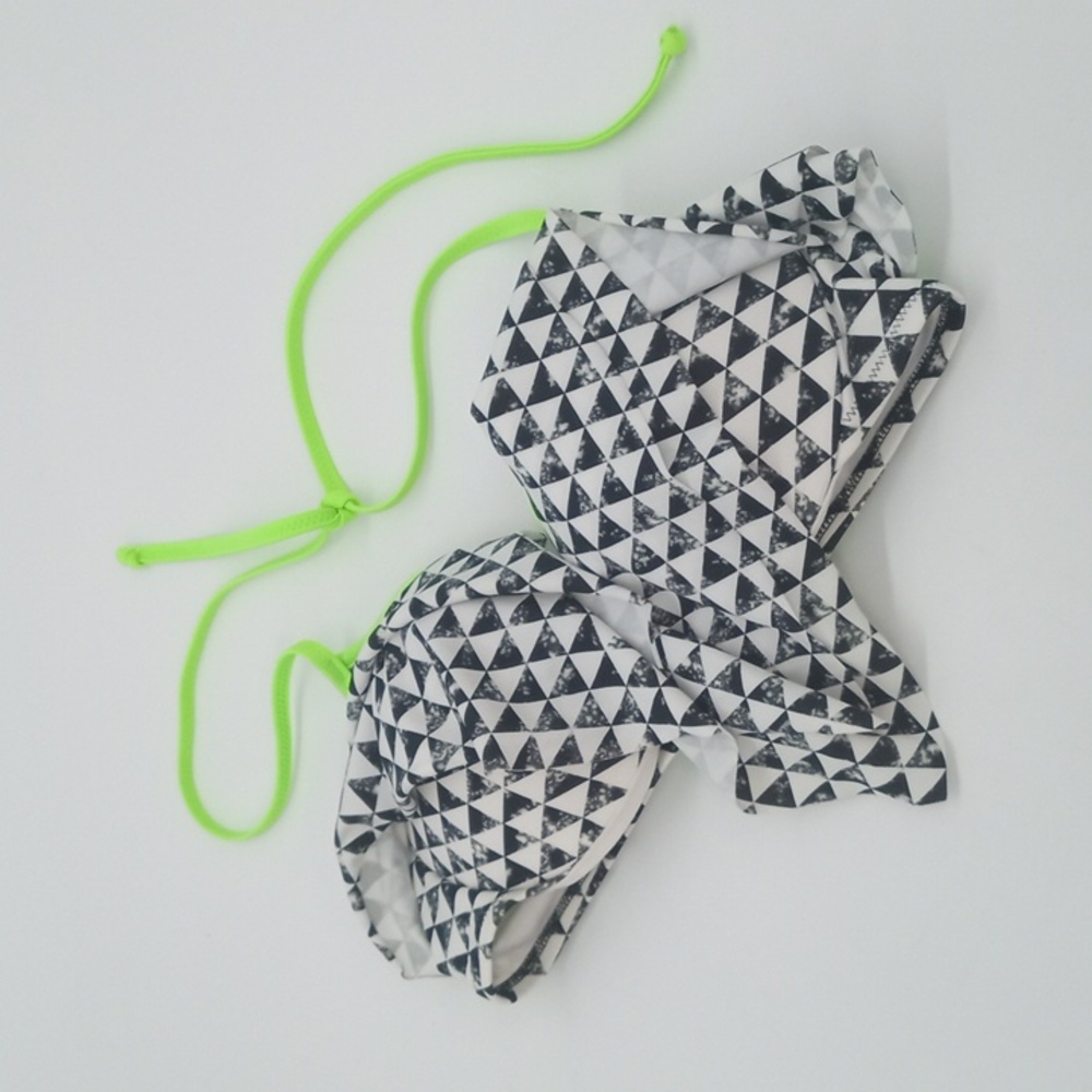 PINK Victoria's Secret Flounce Halter Bandeau Bikini Top Black White Geometric L